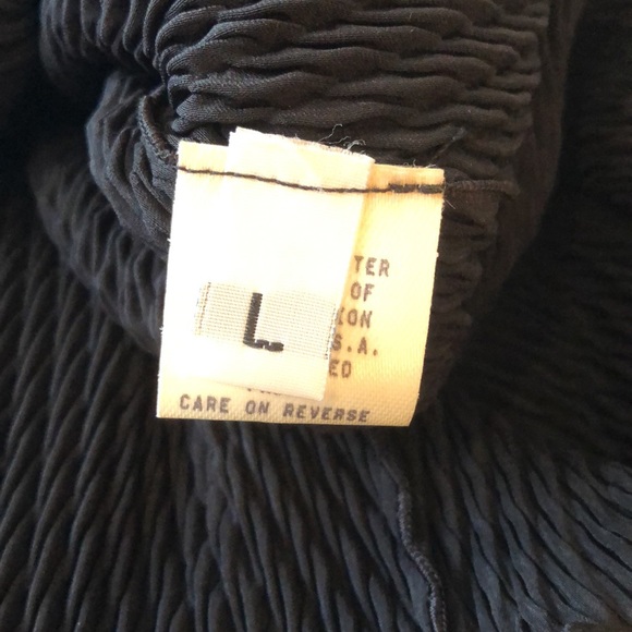 Cache Stunning accordion stretch, piping trimmed, ruffle edged sleeveless blouse - Picture 7 of 10